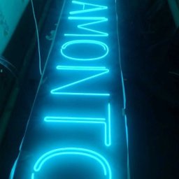 Tworzymy niepowtarzalne neony dla domów, firm i wydarzeń — profesjonalnie i szybko.