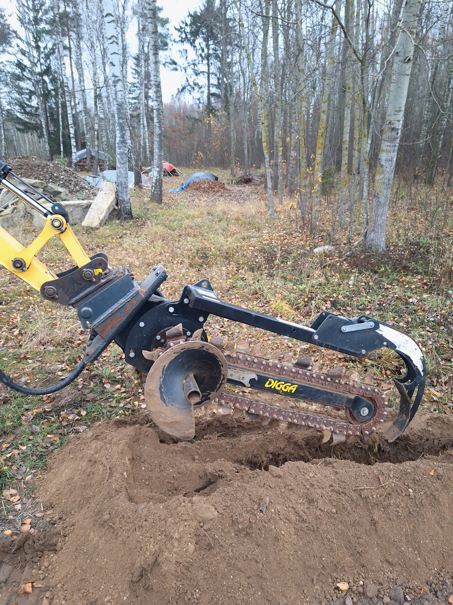 Koparka łańcuchowa z głębokością do 90 cm i szerokością 10 cm
