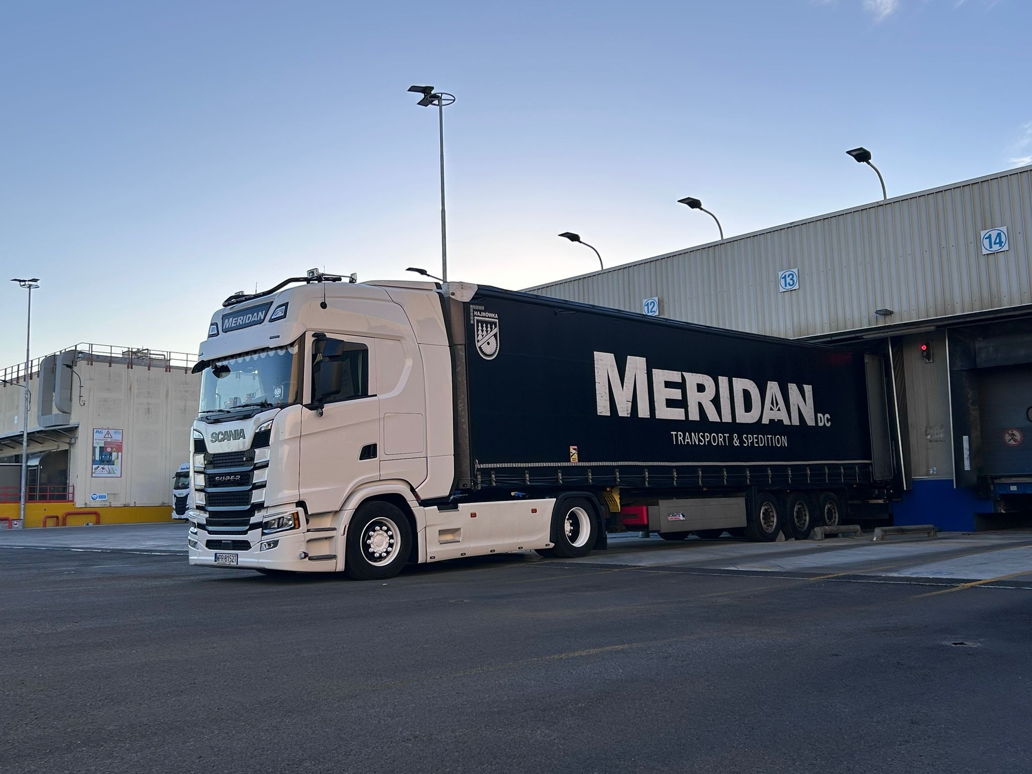 jedna z ciężarówek do transportu towarów neutralnych