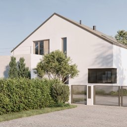 MADE ARCHITEKTURA - Nowoczesny dom jednorodzinny z białymi ścianami, płaskim dachem i minimalistyczną bramą wjazdową. Widok z poziomu gruntu, zieleń w tle.