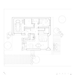 MADE ARCHITEKTURA - Rzut poziomy domu jednorodzinnego z ogrodem, widok z góry. Czytelny plan architektoniczny z opisem pomieszczeń i elementami zagospodarowania terenu.