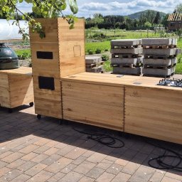 Meble outdoorowe - mobilna kuchnia. Wszystkie elementy posiadają możliwość łatwego demontażu.