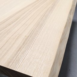 WOOD METAL ART SPÓŁKA Z OGRANICZONĄ ODPOWIEDZIALNOŚCIĄ - Blat stołu z jasnego drewna o nieregularnej krawędzi, ukazujący naturalny rysunek słojów. Minimalistyczne nóżki. Wykończenie matowe.