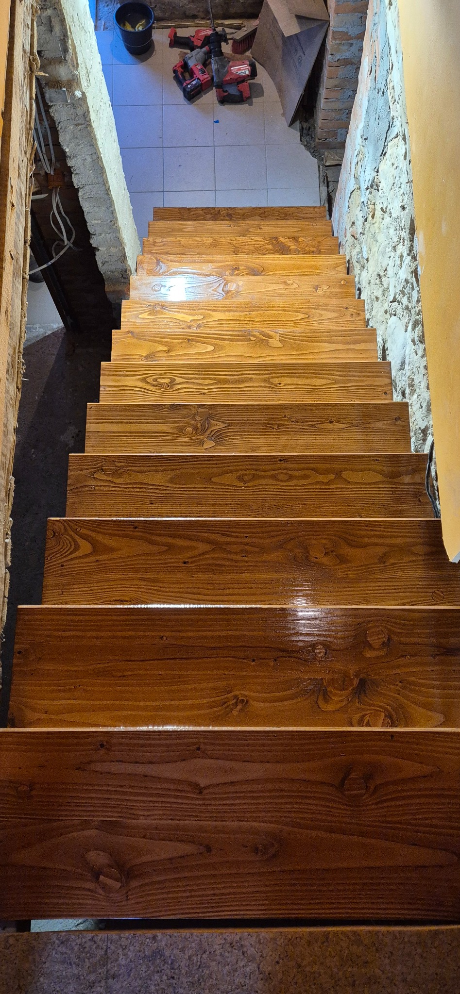 Stopnie dębowe montowane na konstrukcji metalowej.