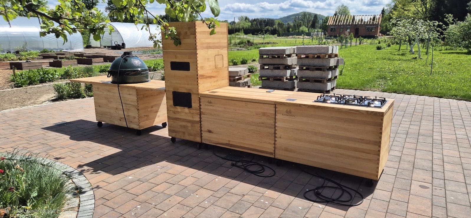 Meble outdoorowe - mobilna kuchnia. Wszystkie elementy posiadają możliwość łatwego demontażu.