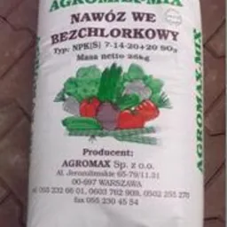 Worek z nawozem bezchlorkowym AGROMAX-MIX o wadze 25 kg, z widocznym składem NPK(S) 7-14-20+20 SO3 i ilustracją warzyw na opakowaniu, umieszczony na brukowanej powierzchni.