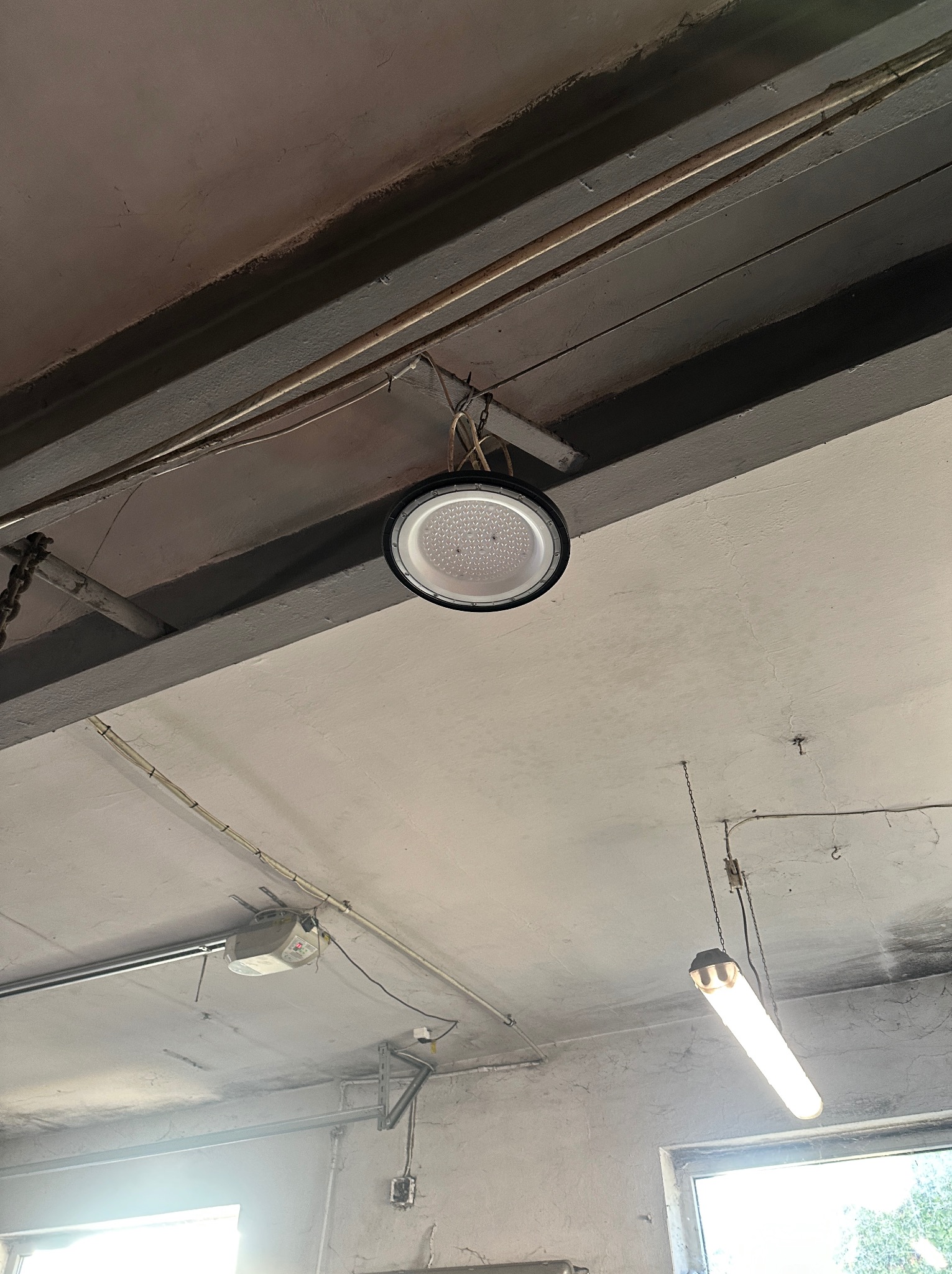 Wymiana oświetlenia w warsztacie na nowe