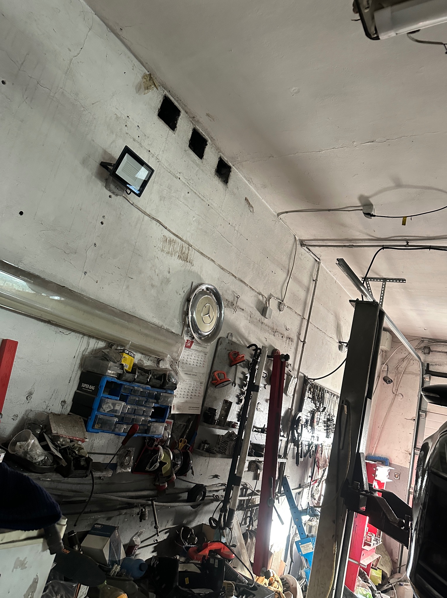 Wymiana oświetlenia na nowe w warsztacie