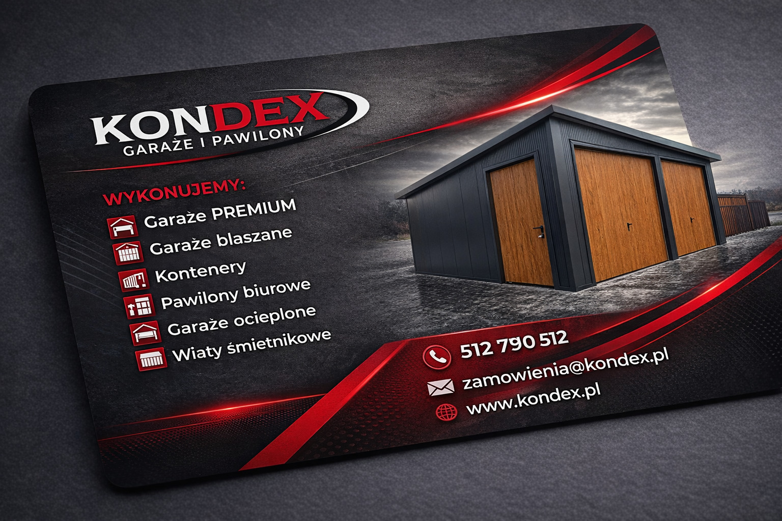Wizytówka firmy z ofertą garaży blaszanych i pawilonów biurowych. Na tle garaż z drewnopodobnymi drzwiami. Kontakt telefoniczny i adres strony internetowej.