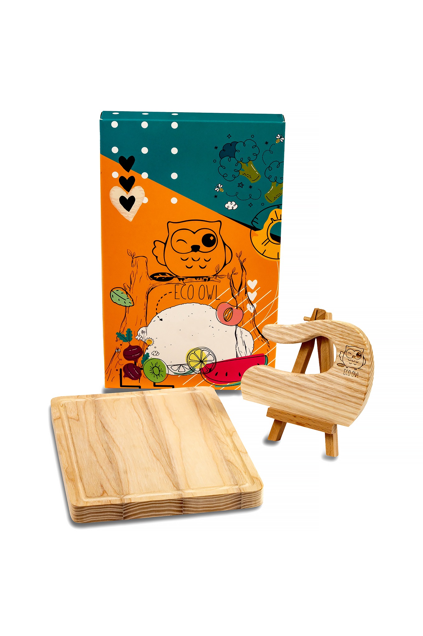 Zestaw drewnianych akcesoriów kuchennych Eco Owl: deska do krojenia, uchwyt i pudełko z grafiką sowy i owoców. Naturalne drewno, jasne tło, produkt na sprzedaż.
