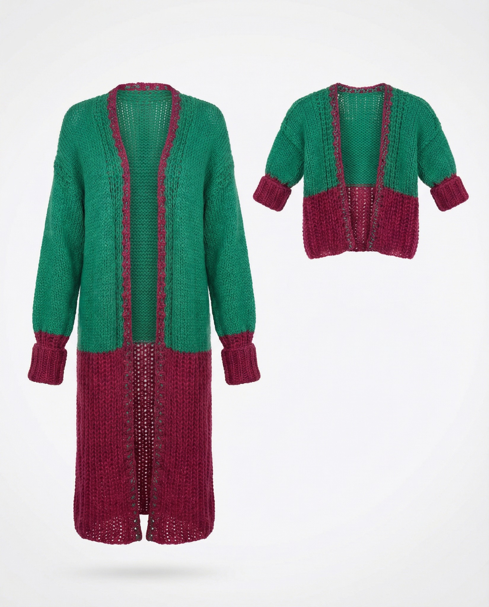 Dwa ręcznie robione, dziergane kardigany: długi, zielono-bordowy oraz krótki, w tych samych kolorach. Prezentacja na białym tle, ukazująca detale splotu.