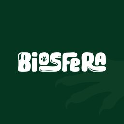cwiertka.pl Kamil Ćwiertka - Biały, stylizowany napis 'Biosfera' z odciskiem łapy w literze 'O' na ciemnozielonym tle z subtelnymi cieniami liści. Unikalny font i kolorystyka.