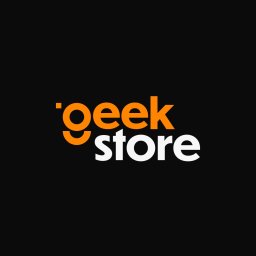 cwiertka.pl Kamil Ćwiertka - Logo 'Geek Store' na czarnym tle. Napis 'geek' w kolorze pomarańczowym, a 'store' w kolorze białym. Minimalistyczny design, nowoczesna typografia.