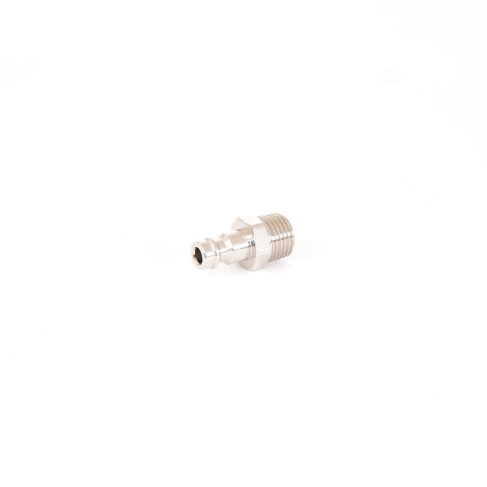 Metalowa złączka pneumatyczna z gwintem na białym tle, widoczna z boku, oświetlona równomiernie, prezentowana w zbliżeniu.