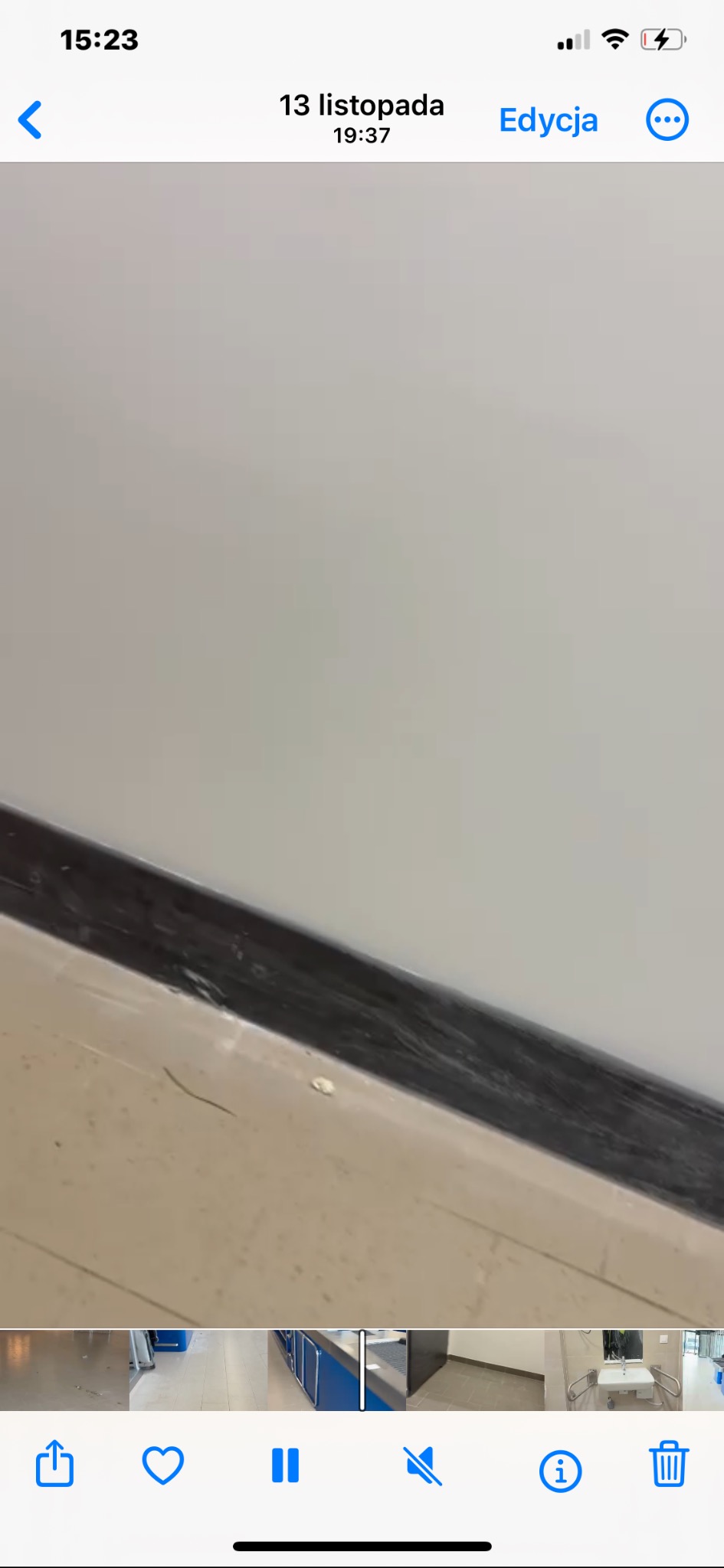 Brudna podłoga przy listwie przypodłogowej, widok z bliska. Potrzeba sprzątania, widoczne zabrudzenia i kurz. Niska jakość zdjęcia.