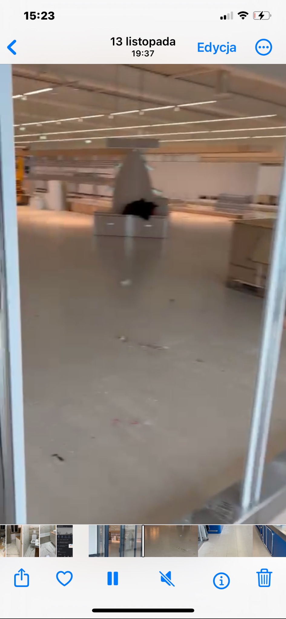 Wnętrze biura w trakcie remontu: surowy stan, widoczne elementy konstrukcyjne i materiały budowlane. Ujęcie z perspektywy wejścia, z widocznymi elementami wykończeniowymi.