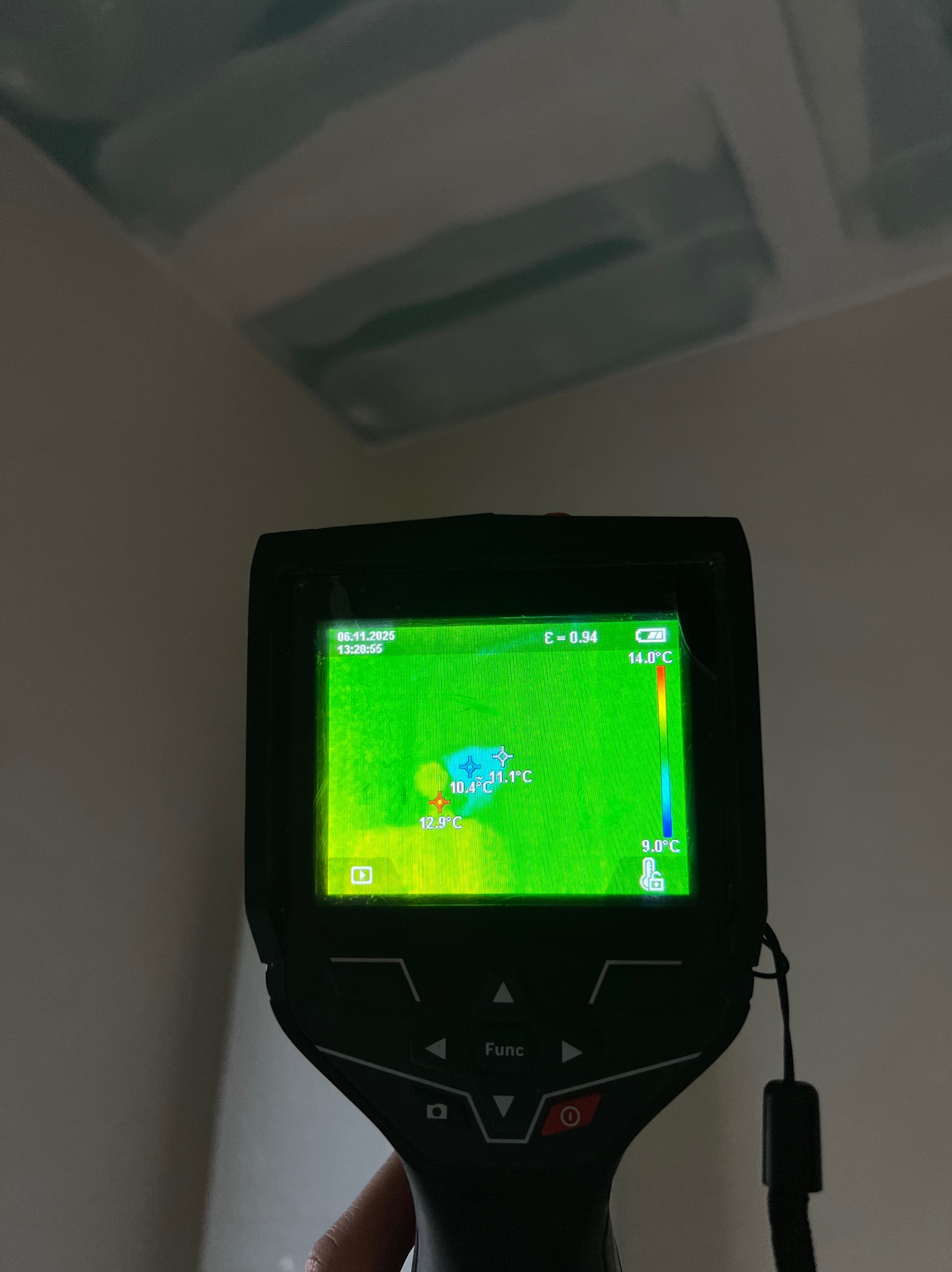 Termowizja sufitu podczas odbioru mieszkania. Kamera termowizyjna wskazuje różnice temperatur na łączeniach płyt gipsowo-kartonowych. Data na ekranie: 06.11.2025.