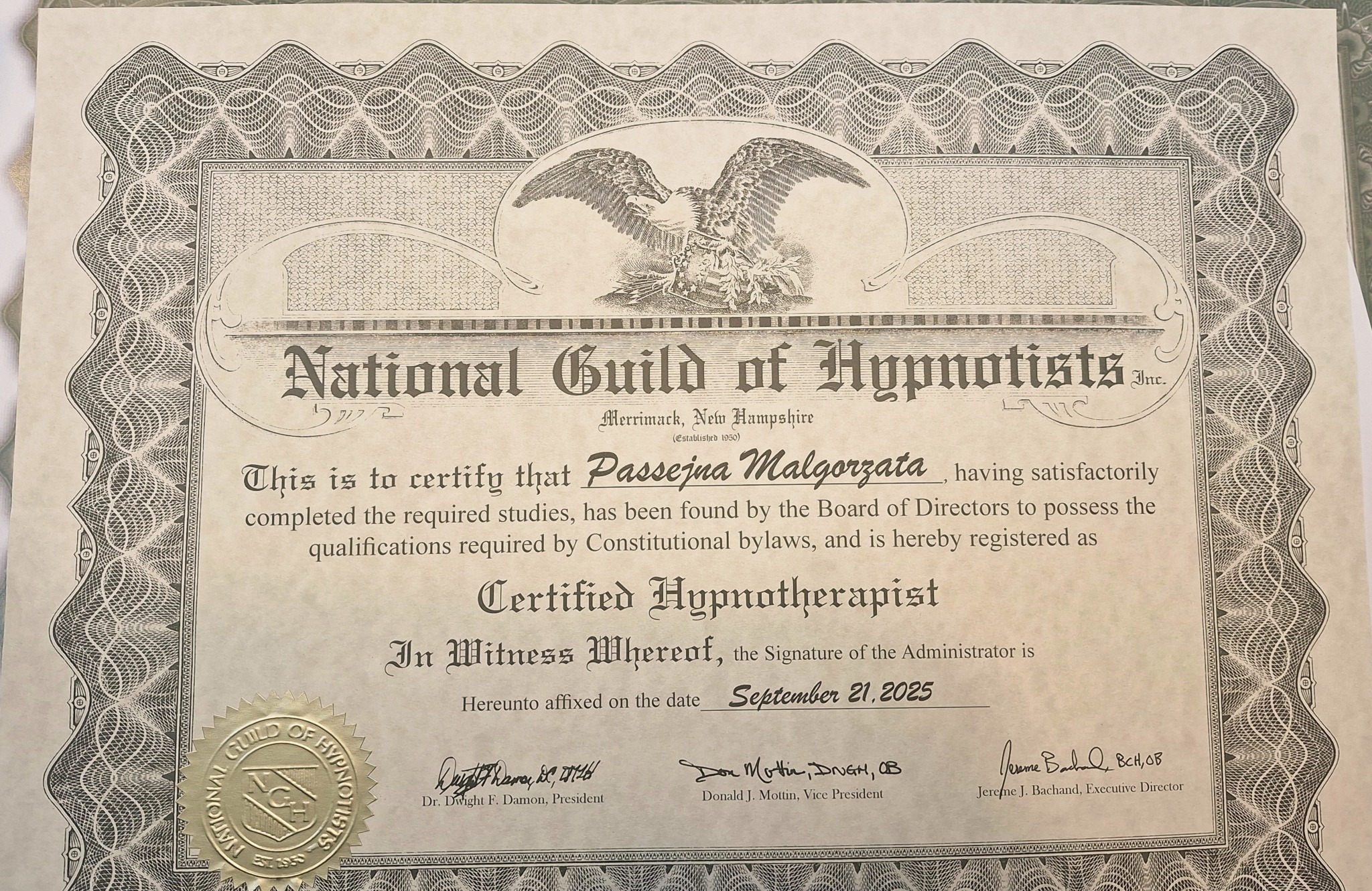 Certyfikat 'National Guild of Hypnotists' dla Passejna Malgorzata, potwierdzający kwalifikacje jako certyfikowany hipnoterapeuta. Dokument z datą 21 września 2025.