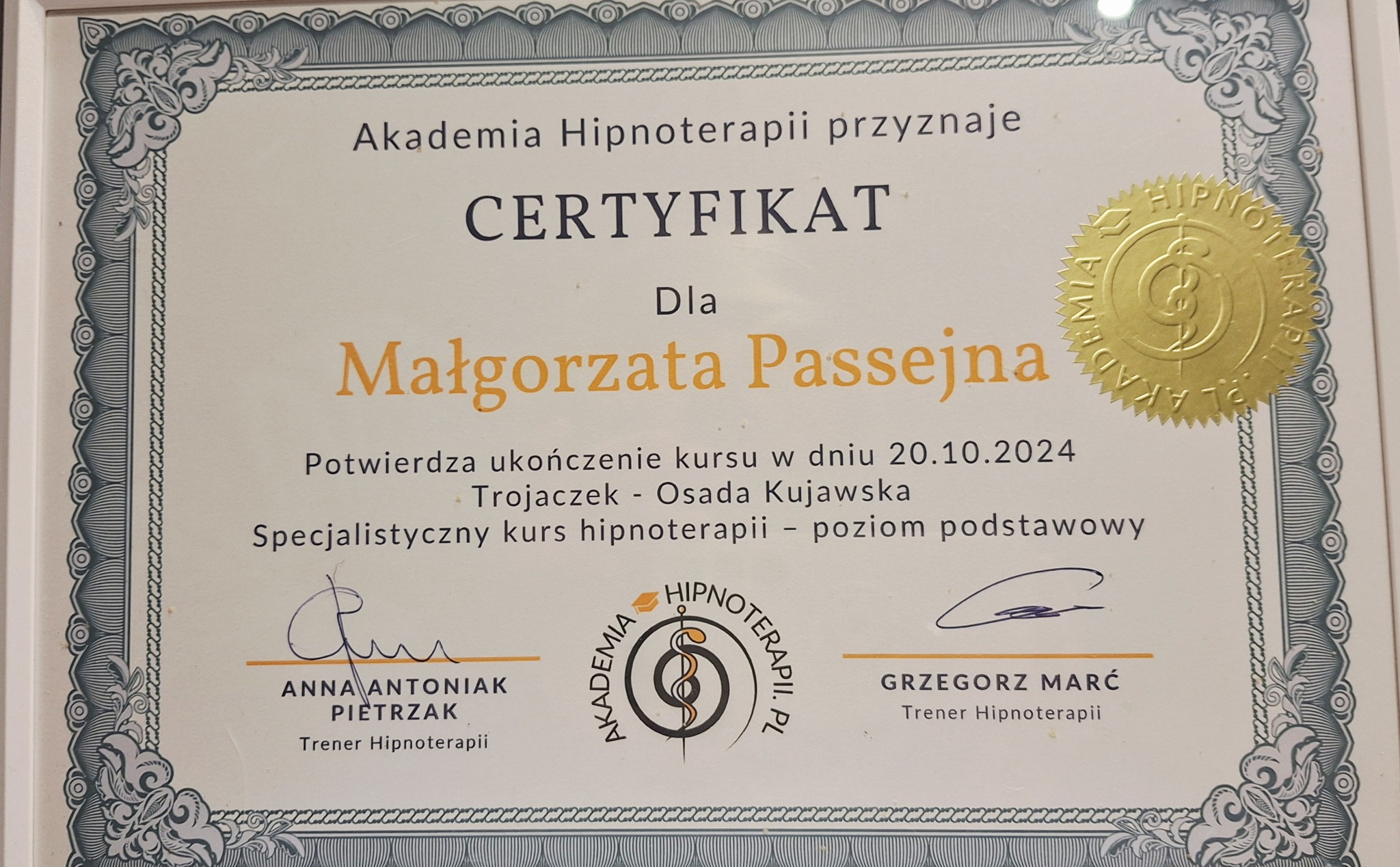 Certyfikat ukończenia kursu hipnoterapii dla Małgorzaty Passejny, wydany przez Akademię Hipnoterapii, z podpisami trenerów Anny Antoniak Pietrzak i Grzegorza Marć.