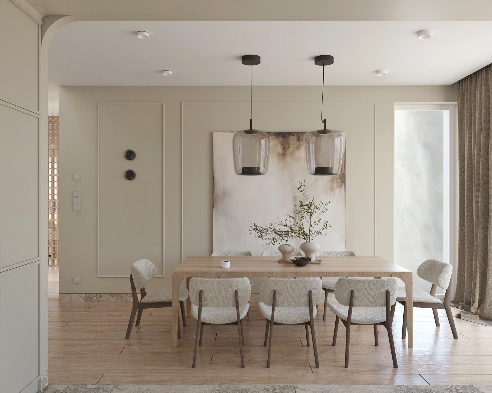 Jasna jadalnia w neutralnych barwach: drewniany stół otoczony krzesłami z tapicerką, nad nim wiszące lampy. W tle abstrakcyjny obraz i okno z zasłoną.