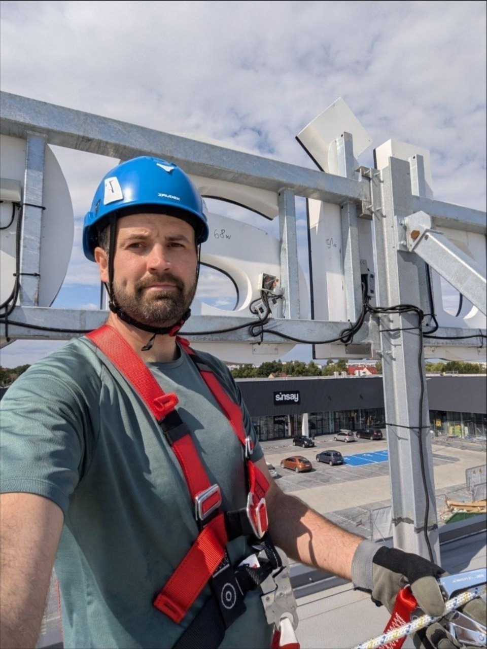 Prace elektryczne na wysokości, usługi dla firm.