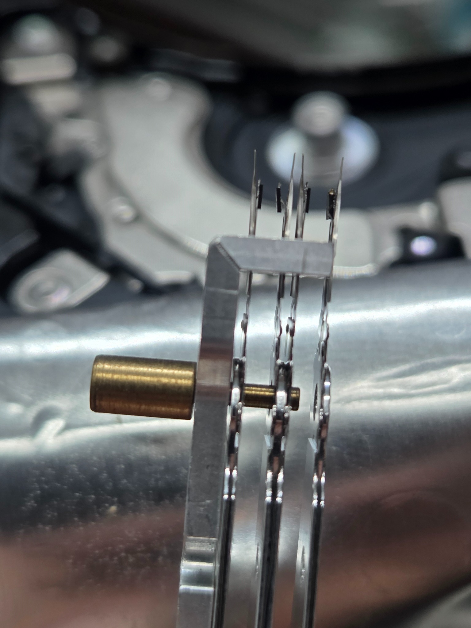 głowice z dysku Seagate ST2000LM007 Rosewood po upadku.