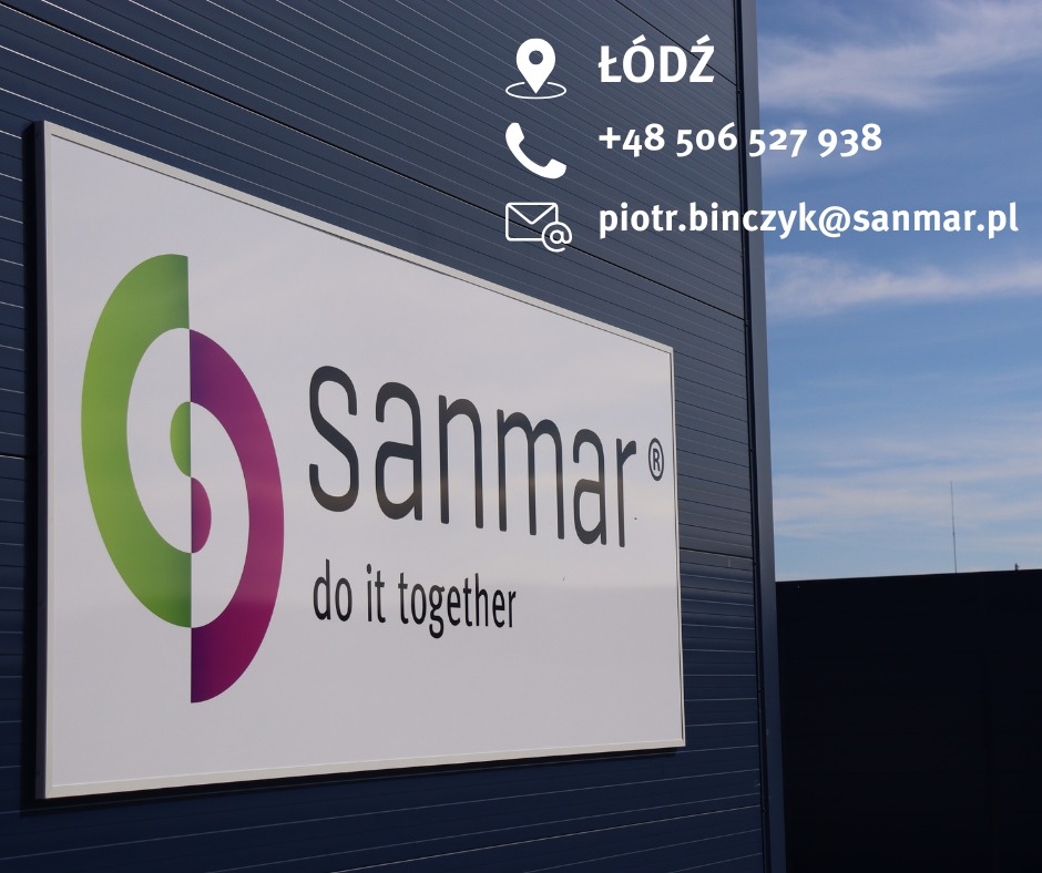 Tablica informacyjna firmy Sanmar z danymi kontaktowymi (Łódź, telefon, e-mail) umieszczona na ciemnoniebieskiej elewacji budynku magazynowego.