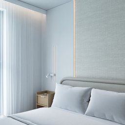 Studio projektowania wnętrz - Kwadrat na miarę - Minimalistyczna sypialnia w Chorzowie: białe tekstylia, subtelne oświetlenie LED i tapicerowany panel ścienny tworzą spokojną atmosferę. Nowoczesny design.