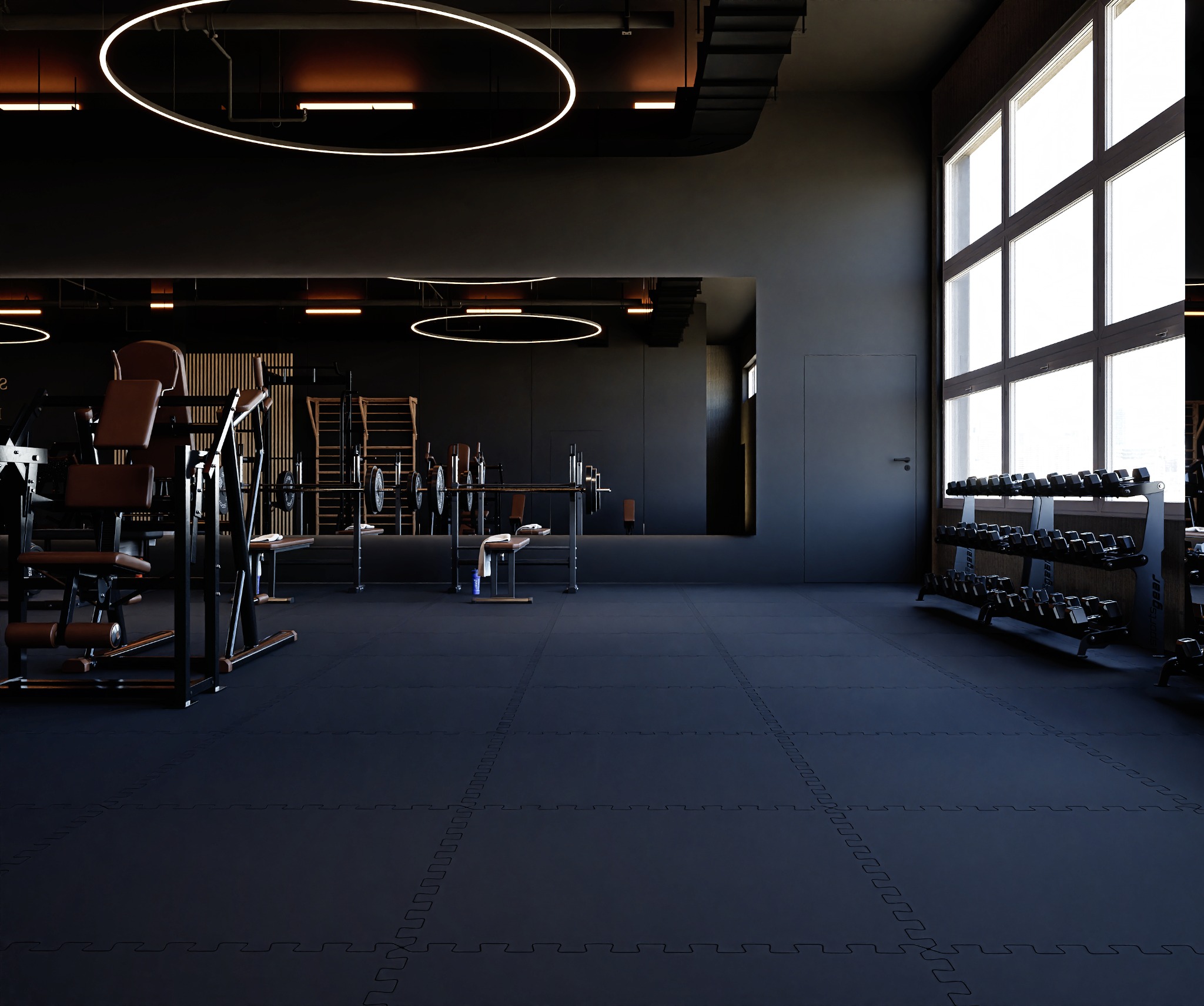 Nowoczesna siłownia z czarnymi ścianami, dużymi oknami i okrągłymi lampami sufitowymi. Widoczne maszyny do ćwiczeń, sztangi i hantle. Minimalistyczny design.