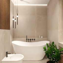 Marmoris Design - Elegancka łazienka w beżach z wolnostojącą wanną, minimalistyczną armaturą i drewnianymi akcentami. Uwagę zwraca wisząca lampa z trzema kulami i roślina doniczkowa.