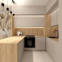 Marmoris Design - Beżowa kuchnia z drewnianym blatem i wyspą, oświetleniem LED pod szafkami i tapetą z motywem liści. Nowoczesny design z elementami naturalnymi.