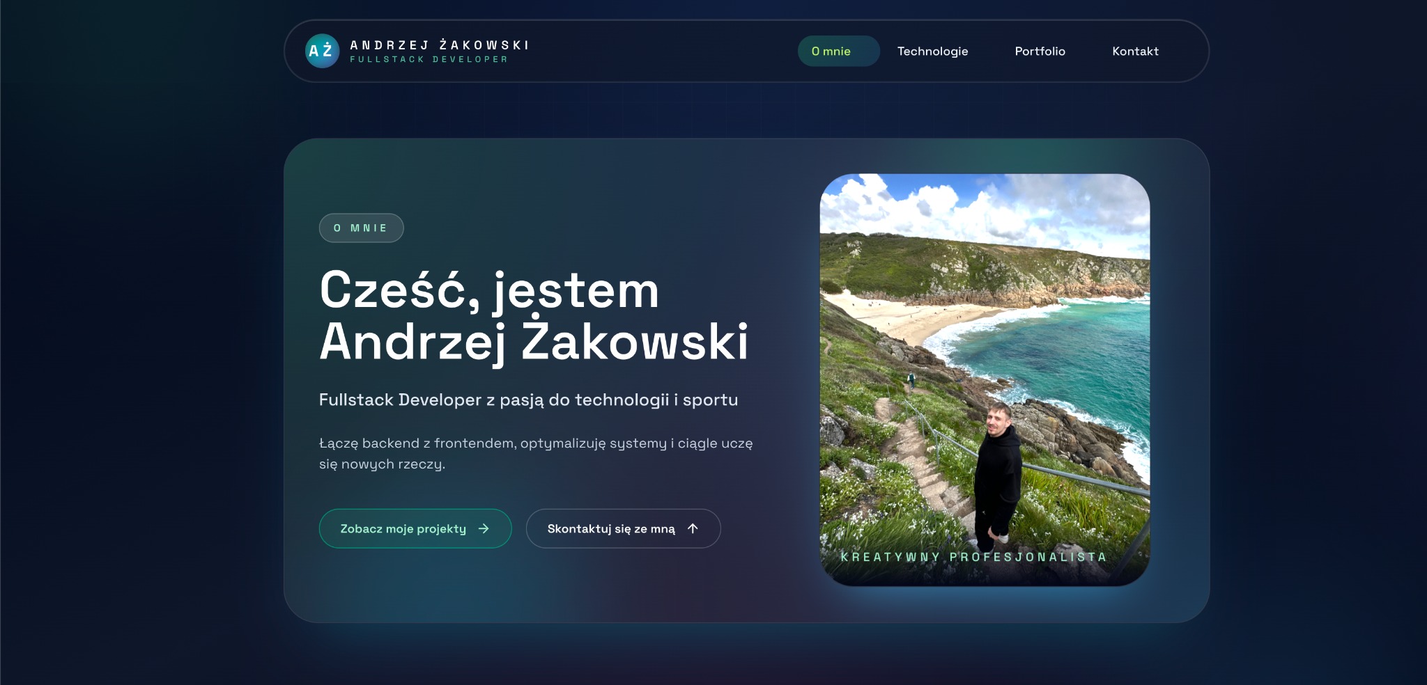 Strona internetowa z nowoczesnym designem, prezentująca portfolio fullstack developera Andrzeja Żakowskiego. Widoczny fragment strony głównej z sekcją 'O mnie'.