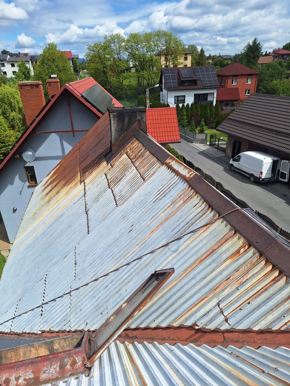 Dach przed malowaniem a także komin przed okuciem