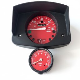 3D LOOP KRZYSZTOF CHUDZIO - Czerwony prędkościomierz i obrotomierz z czarną obudową na białym tle. Widoczne wskazania prędkości i obrotów silnika. Detal motoryzacyjny, potencjalnie element projektu CAD.