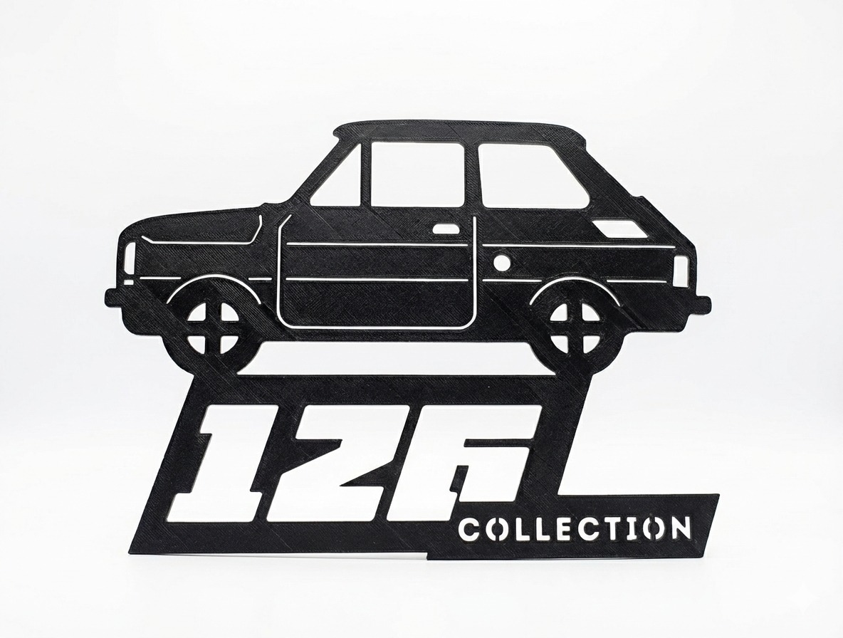 Czarny, płaski model 3D auta Fiat 126p z napisem '126 Collection' na białym tle. Widoczne charakterystyczne linie druku 3D.