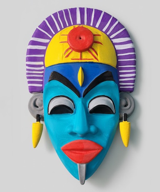 Kolorowa, ręcznie wykonana maska afrykańska z niebieską twarzą, czerwonymi ustami i żółtymi kolczykami na szarym tle. Widoczne detale malowania i faktura materiału.