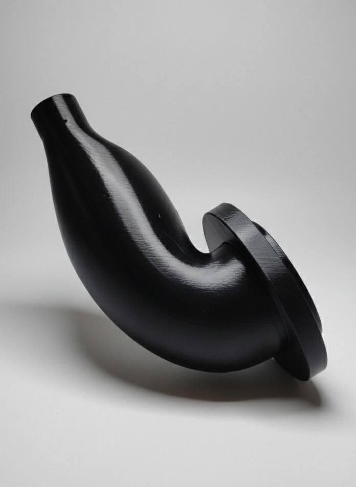 Czarny, zakrzywiony element z tworzywa sztucznego z kołnierzem, wydrukowany w 3D, leżący na białym tle. Widoczne warstwy druku.