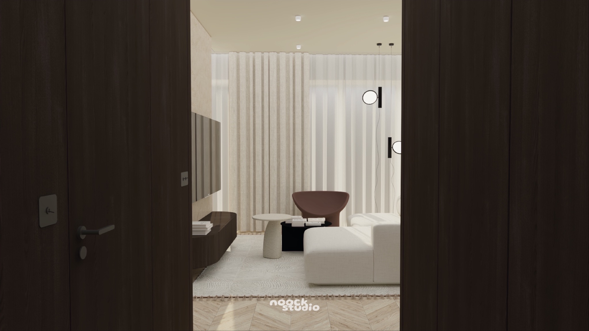 Wnętrze salonu z białym narożnikiem, brązowym fotelem i telewizorem, widziane zza uchylonych, ciemnych drzwi. Subtelne oświetlenie i jasne zasłony w tle.