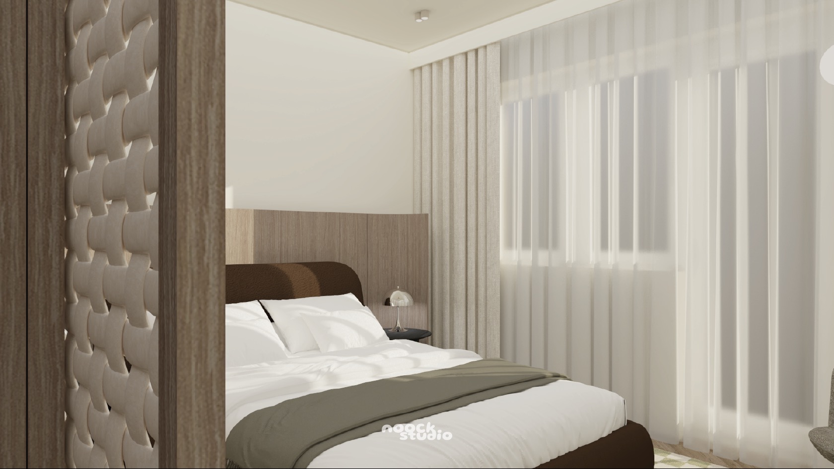 Wnętrze sypialni z dekoracyjnym panelem ściennym, brązowym łóżkiem i zwiewnymi zasłonami. Minimalistyczny design z lampką nocną na stoliku.