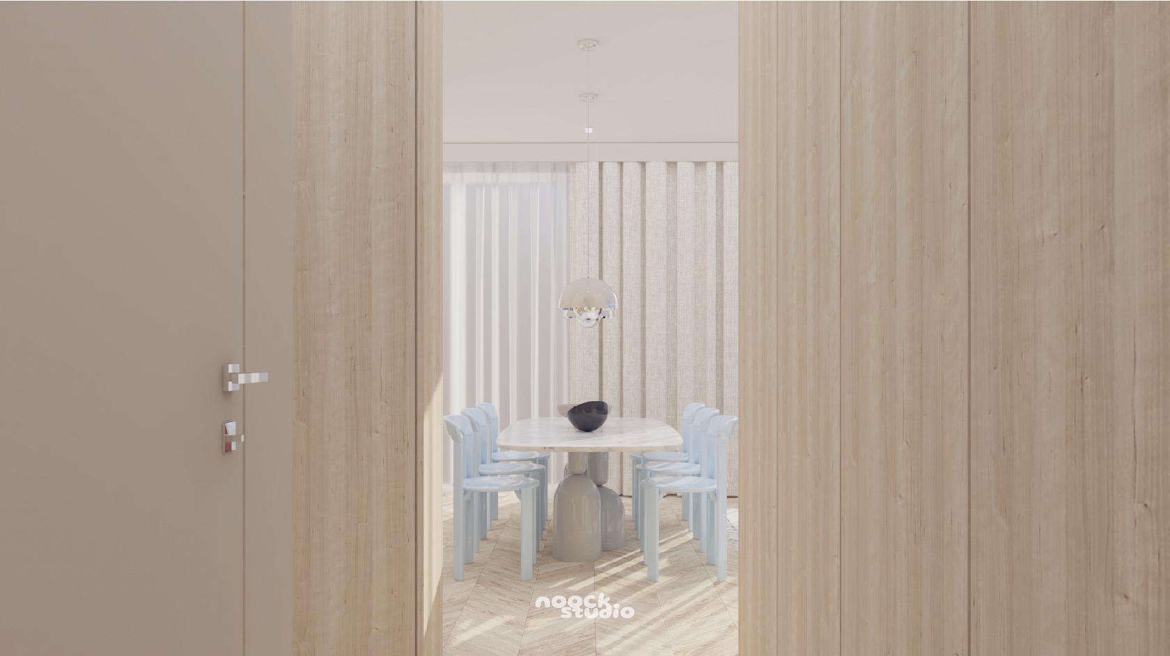 Jasne wnętrze jadalni z drewnianymi panelami, designerskim stołem i krzesłami w pastelowych odcieniach, oświetlone nowoczesną lampą wiszącą. Widok przez otwarte drzwi.