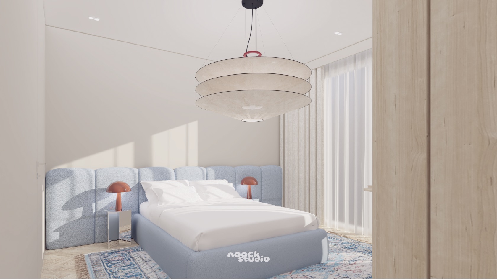 Jasna sypialnia w pastelowych odcieniach z łóżkiem, lampkami nocnymi i designerską lampą wiszącą. Widoczny fragment drewnianej szafy i wzorzysty dywan.