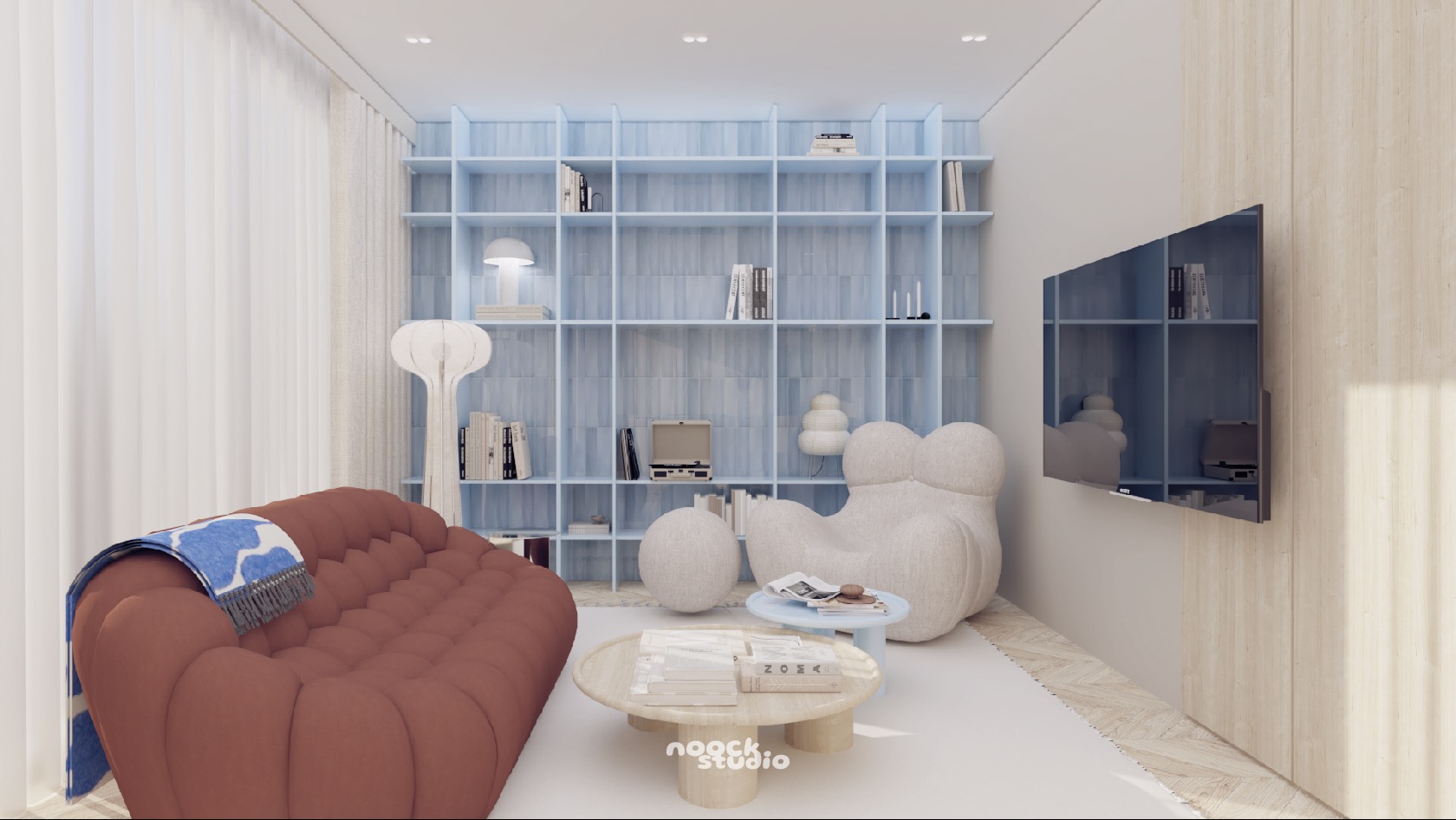 Wnętrze pokoju dziennego z brązową sofą, regałem w pastelowym błękicie i designerskim fotelem. Na ścianie telewizor z odbiciem regału. Projekt noock.studio.