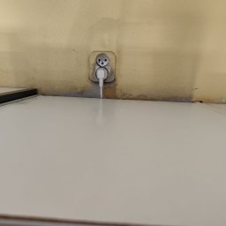 Góra szafki po wysprzątaniu.