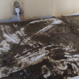 Brud na górze szafki