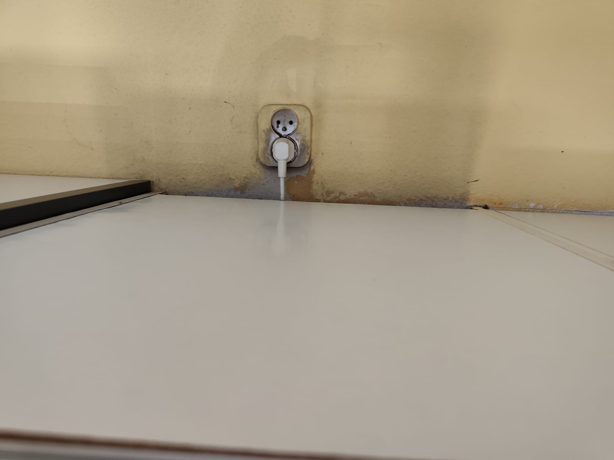 Góra szafki po wysprzątaniu.