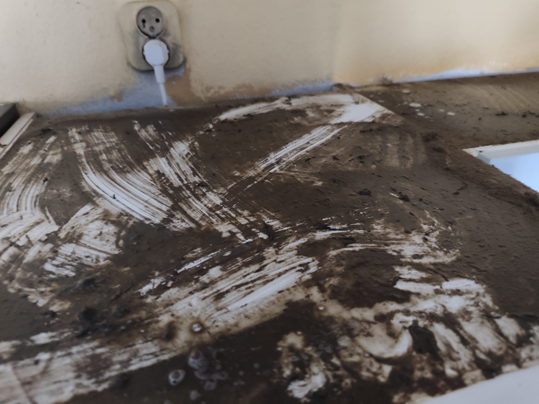 Brud na górze szafki