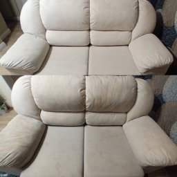 Serhii Dmytryk - Beżowa kanapa: góra po czyszczeniu, dół przed. Widoczne różnice w czystości tapicerki na siedzisku i podłokietnikach. Ujęcie z góry, zbliżenie na mebel.