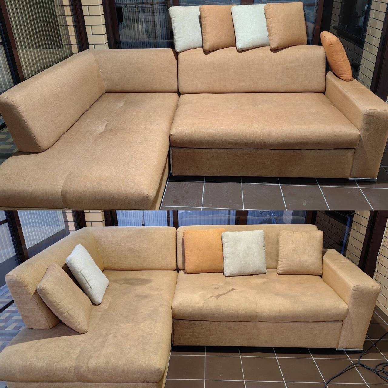 Zdjęcie narożnika w odcieniach beżu przed i po praniu. Widoczne plamy na dolnym zdjęciu i czysta tapicerka na górnym. Poduszki dekoracyjne w zestawie.