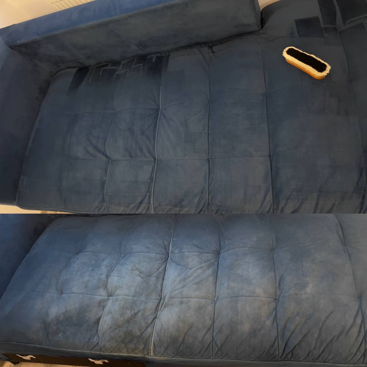 Dwuczęściowe ujęcie granatowej, pikowanej kanapy: górna połowa po czyszczeniu, z szczotką, dolna przed, ukazująca różnicę w czystości i odświeżeniu tapicerki.