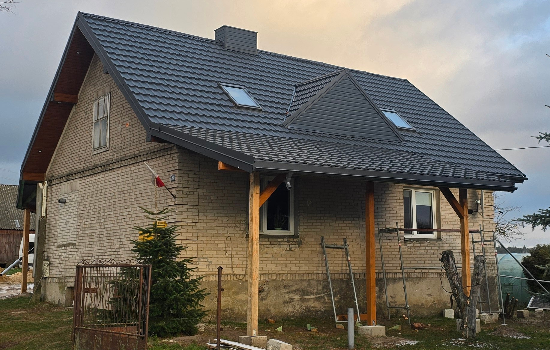 Demontaż starego dachu wraz ze starą wierzbą dachową, nowa wierzba i nowy dach